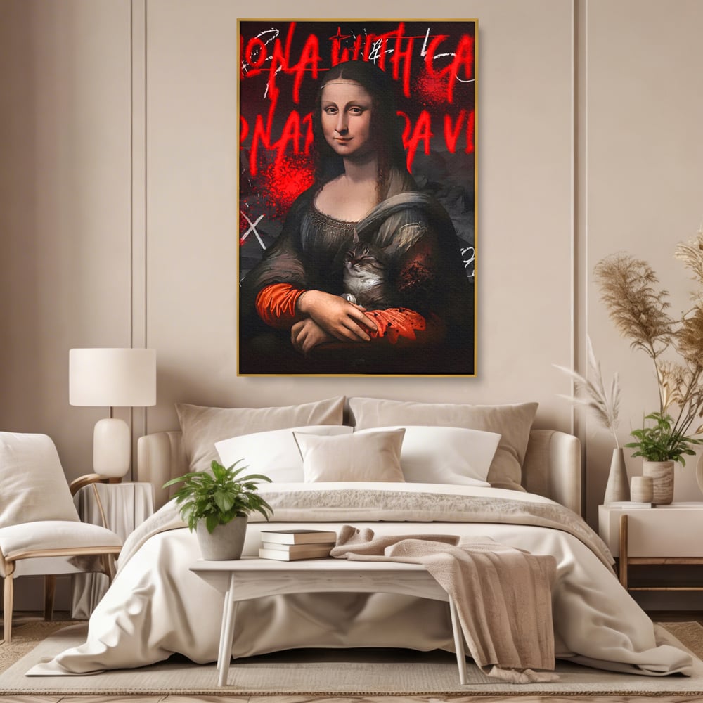 Tablou canvas cu tablou canvas cu mona lisa si o pisica, in rama de aluminiu auriu, pe perete intr-un dormitor